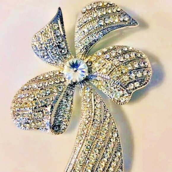 Vtg Ribbon Bow Rhinestone Pin Brooch Large Shiny Silver Tone - Picture 2 of 8